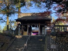石段を登ると神社があります。