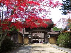 金剛峯寺はかなりの混雑。正門の紅葉がきれい！！正門は金剛峯寺の中で一番古い建物で、1593年に再建されたものです。