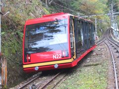 極楽橋では高野山ケーブルに乗り換えます。2019年に新しい車両が導入されました。客車はスイスのメーカーによるもので、外観は高野山の伽藍をイメージした赤を基調にしたものになっています。