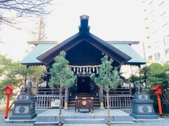 蔵前神社にも立ち寄りました。
こちらは桜とミモザが同時に咲くので有名と後から知りました。
こじんまりとして、この時は誰もいなくて静かな神社でした。
