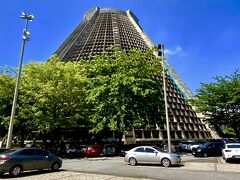【リオ・デ・ジャネイロの景色：カテドラル・メトロポリターナ(リオデジャネイロ大聖堂)】

街の中心部にあるピラミッド型の建物...なんじゃ、こりゃぁぁ～!?