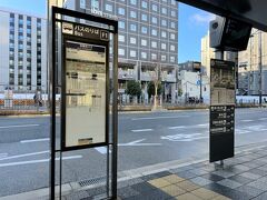 京都駅八条口のバスのりばF1の写真。

写真の大通り「八条通」を渡った場所にホテル『イビススタイルズ 
京都ステーション』が見えます。その裏側に見えているのが
ホテル『ヴィアインプライム京都駅八条口』になります。

左側にショッピングモール『京都アバンティ』があり、
『ドン・キホーテ 京都アバンティ店』が入っていて、年末年始も
営業していてお菓子やドリンクなど購入することができました。