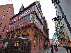 Kaffeehaus Goldene Waage（コーヒーハウス　ゴールデネ・ヴァーゲ）

続いて訪れたのは、大聖堂の目の前にあるカフェ「ゴールデネ・ヴァーゲ（黄金の秤）」。

こちらのカフェも先ほどの新旧市街と同時期に再建されたものですが、その歴史は古く、ファサードやインテリアの一部は100年以上前のオリジナルのものだそうです。