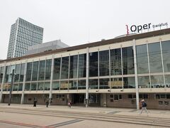 Oper Frankfurt（フランクフルト歌劇場）

フランクフルト・ムゼウム管弦楽団の本拠地。

第二次世界大戦の爆撃によって破壊した劇場（Schauspielhaus）跡地に戦後建てられた歌劇場です。外観は、全面ガラス張りのモダンなコンサートホールに見えますがオペラハウスです。