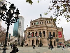 Alte Oper（旧オペラ座）

先ほどのフランクフルト歌劇場よりもオペラハウスに見えますが、それはかつての話で戦後はコンサートホールとして再建され現在に至ります。