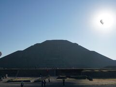 　さすが「太陽のピラミッド」、朝日はもろ逆光。
高さは65m。今は登れないのが本当に残念。