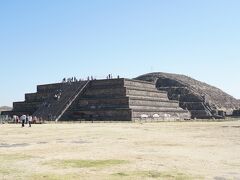 「ケツァルコアトルの神殿」は、手前の階段部分から登って、その奥の山みたいなところに遺跡物を見ることができます。