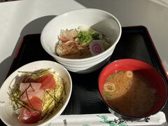 結果、午前中に乗る事が出来ました！！やった～！
手続を済ませ、車を所定の場所に停めて、安心して朝食を頂きに2階のレストラン「フェリー」に入店。
こちらは伊勢名物セット。手ごね飯、伊勢うどんとお味噌汁。甘しょっぱいタレを絡めた柔らかくてふわふわしたうどん、手ゴネも安定の美味しさ。