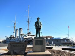 戦艦三笠をバックにした東郷平八郎の像。
等身からして身長は160cmくらいだったのでしょうか？