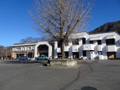 勝沼ぶどう郷駅に到着。列車の本数が少なく待ち時間が1時間近く。塩山以西は本数が多いので、逆コースの方が良かった気がします。