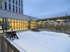 さういえば、函館駅は「頭端式ホーム」でしたな。
いわゆる上野駅地上ホームや高松駅のやうな、どん詰まりのホームですね。
しかし平成18年の駅舎改築前はスルー構造だったやうな（ここらへん詳しい方教えてください）
なので写真左手に「JRイン（ホテル）」がたってるんですよね。