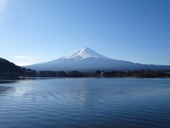 河口湖駅でバスを乗り換える予定でしたが、待ち時間が1時間ほど発生するので、河口湖畔の産屋ヶ崎で下車して富士山を観賞♪