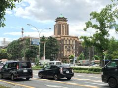 独特な建物は名古屋市役所です。
京都市役所に次いで2番目に歴史の長いものだそうで、近代的なビルに和風の瓦屋根を載せた「日本趣味を基調とした近世式」というスタイルだそうです。
メダルかじりおじさんと同じく、癖が強いと感じました。