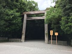 続いてやってきたのは熱田神宮。
3種の神器の天叢雲剣が神体として安置されているそうです。