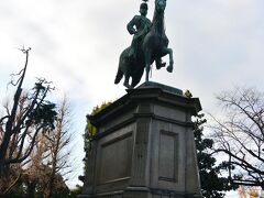 小松宮彰仁親王像は立派な台座に立派な騎馬像です。

戊辰戦争や西南戦争などでも活躍、イギリスのエドワード７世の戴冠式に明治天皇の名代として出席しほか、日本赤十字などの団体の総裁を務めるなど、宮家の一親王がこれほどの銅像を建てられるほど、活躍した皇族だったのでしょうね。