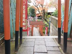 赤い鳥居をくぐって、階段を降りて花園稲荷神社にお参りです。

創建は不明だそうですが、天海僧正の弟子が再建したそうです。