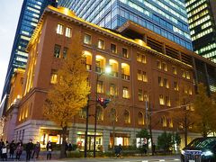 新丸ビルの隣にある三菱UFJ信託銀行本店ビル