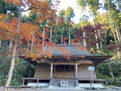 １５＜高山寺　金堂＞
　参道をまっすぐ進み、長い階段を登った正面が金堂。江戸時代の建物で、釈迦如来が祀られているが、扉が閉まっていて拝観できず。