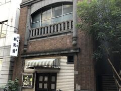 まずは、日本橋小網町にある、味のある看板建築の洋食屋さん「桃乳舎」で、建物見

学を兼ねて昼食を食べました。
