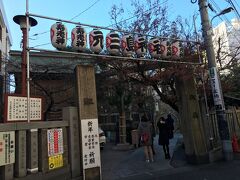 怪しい小道を進むとすぐに元三島神社がある。何故こんなところにあるのか？よくわからないが何度か場所を変わっているらしい。日暮里の繊維街辺りまで氏子のはず。