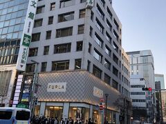 銀座中央通りに戻ってきました。教文館のビルは昭和８年の建物ですが、

言われなければ、１９６０年代ぐらいのビルに見えてしまうほど。

竣工当時の写真を見ると、塔屋があったようですが、今はありません。

設計はアントニン・レーモンドです。
