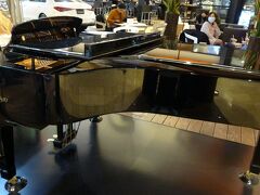 　夜の羽田空港第２ターミナルです。なんとストリートピアノが！！しかもグランドピアノ…！！カワイのセミコンｓｋ－７！！これは弾かない…なーんて選択肢は毛頭ありません！！自撮りを録画しとけばよかったなぁ…！