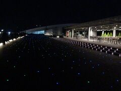 　演奏が終わったところで夜の羽田空港を探索してくるぜぇ…！第２ターミナルの展望デッキにて。まぁ何という素敵な歓迎でしょうか！！床にちりばめられたきらめく宝石の上を歩いているかのよう(*^_^*)