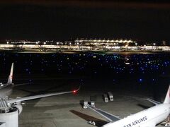 　次は羽田空港第１ターミナルでの夜景です。向かい側に第３ターミナルが見えます。滑走路にたくさん付いた色とりどりの誘導灯がやっぱりキレイな空港夜景の演出させてくれます。