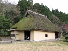 近江風土記の丘を散策します。公園内にある旧宮地家住宅は1754年に建てられた入母屋づくり、茅葺きの湖北地方の民家です。国の重要文化財に指定されています。