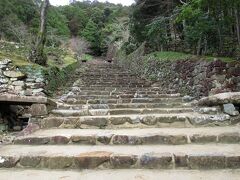 セミナリヨ跡から５分ほどで安土城跡に到着。ここに来るのを憧れていました。そして、これが大手道。