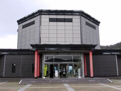 館内には5重6階だったという天守閣の金色の最上階、朱色の八角堂だったという下階部分が復元・展示されています。狩野永徳を中心に描かせた金碧障壁画や、金箔10万枚を使用した外壁など見応え十分です。