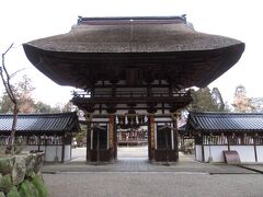最後に浄厳院から750m、沙沙貴神社にやってきました。参道を進むと、ドーンと構える楼門。滋賀県指定文化財、素晴らしい建築です。