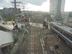 日根野駅　正面が和歌山駅方面です。　関西空港は　右側です。
