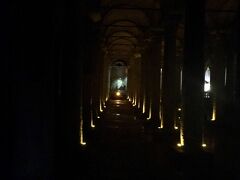 地下宮殿。
写真は残念だけど、天井高くて、うす暗くておもしろい。

グランドバザール、トプカプ宮殿も観光