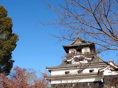 国宝犬山城
紅葉の時期は過ぎて少し残念ですが、青天にお城が映えています。
桜の時期もさぞ美しいでしょうね。