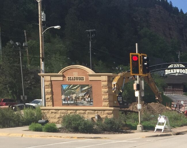 ウエルカムサインは立派で1876年の通りの絵が描かれています。