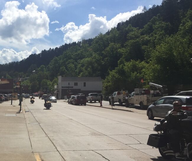 メインストリートを歩きはじめると、ハーレーに乗ったバイク野郎たちが通り過ぎます。