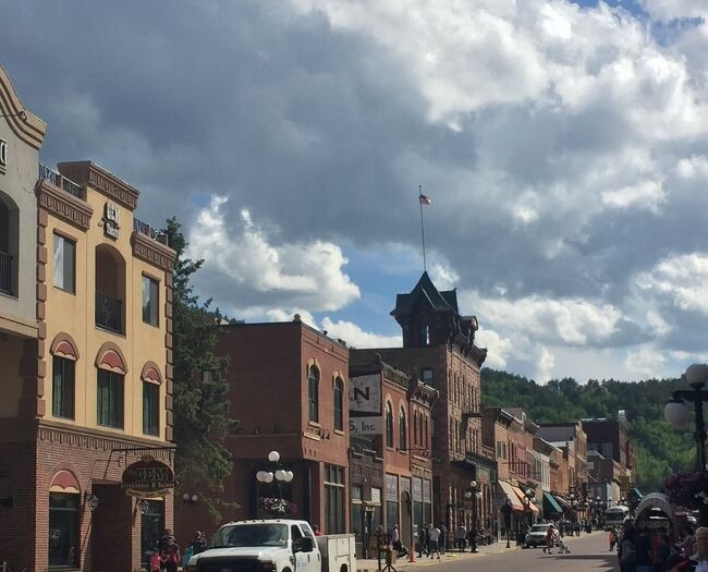 レストランやショップもたくさんあり、素敵な街の散策を楽しみました。<br /><br />この後は車で次の目的地を目指します↓<br />https://4travel.jp/travelogue/11636552