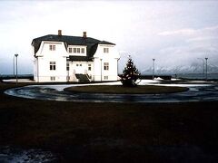 東西冷戦下の1986年に、当時の米・レーガン大統領とソ・ゴルバチョフ書記長による、弾道ミサイルを国際的に禁止する会合、レイキャビク首脳会談が開催された、ホフディ ハウスです。
この会談は冷戦終結の切っ掛けになったとも言われる、国際的に重要な史跡のひとつです。
