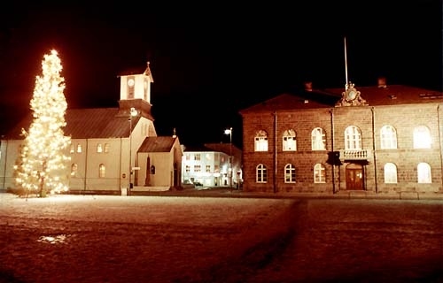 首都・レイキャビクにあるアイスランドの議会、アルシングです。<br />これは、世界で一番長く続いている議会だそうです。<br /><br />隣にある教会は、ドゥムキルキャン教会です。<br />