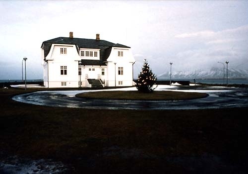 東西冷戦下の1986年に、当時の米・レーガン大統領とソ・ゴルバチョフ書記長による、弾道ミサイルを国際的に禁止する会合、レイキャビク首脳会談が開催された、ホフディ ハウスです。<br />この会談は冷戦終結の切っ掛けになったとも言われる、国際的に重要な史跡のひとつです。<br />