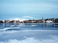 【表紙写真の再掲】
街の中心にある湖沼・チョルトニン湖です。
ここは真冬にアイススケートができると聞きましたが、このときは残念ながら完全に氷結しておらず、湖面に立ち入ることができませんでした。

