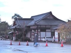 　JR弥彦駅前の駐車場に到着。(紅葉シーズンは500円)