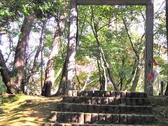 　紅葉で知られている「赤坂山公園」から「松雲山荘」(   https://niigata-kankou.or.jp/spot/6038   )南口から入りました。