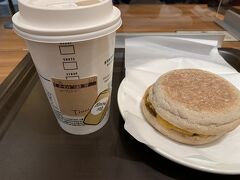 朝食は関空で、と考えて早いバスに乗ったのですが、早すぎてフードコートはまだ開いておらず、スタバで済ませました(泣)