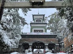ホテルから雪の中を歩き尾山神社へ