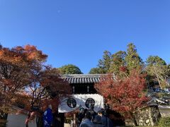 本日の紅葉名所1は京都の南西、西山連峰の麓に広がる報国山光明寺。

JR東海道本線「長岡京」または阪急京都線「長岡天神」からバスで来られます。