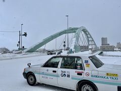 駅から南へと進み、豊平川に架かる水穂大橋を渡る。

以前はアーチからの落雪事故が重なったけど、今は落ち着いたらしい。雪着いてないもんね。