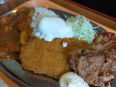 牧場で遊んだ後はデカ盛りランチ。写真じゃわかりにくいけど、コロッケも唐揚げも1つが3個分くらいの大きさ。