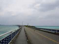 レンタカー借りて、最初に向かったのは宮古島の一番北。
池間大橋です。
所要時間は空港から20分ほど。